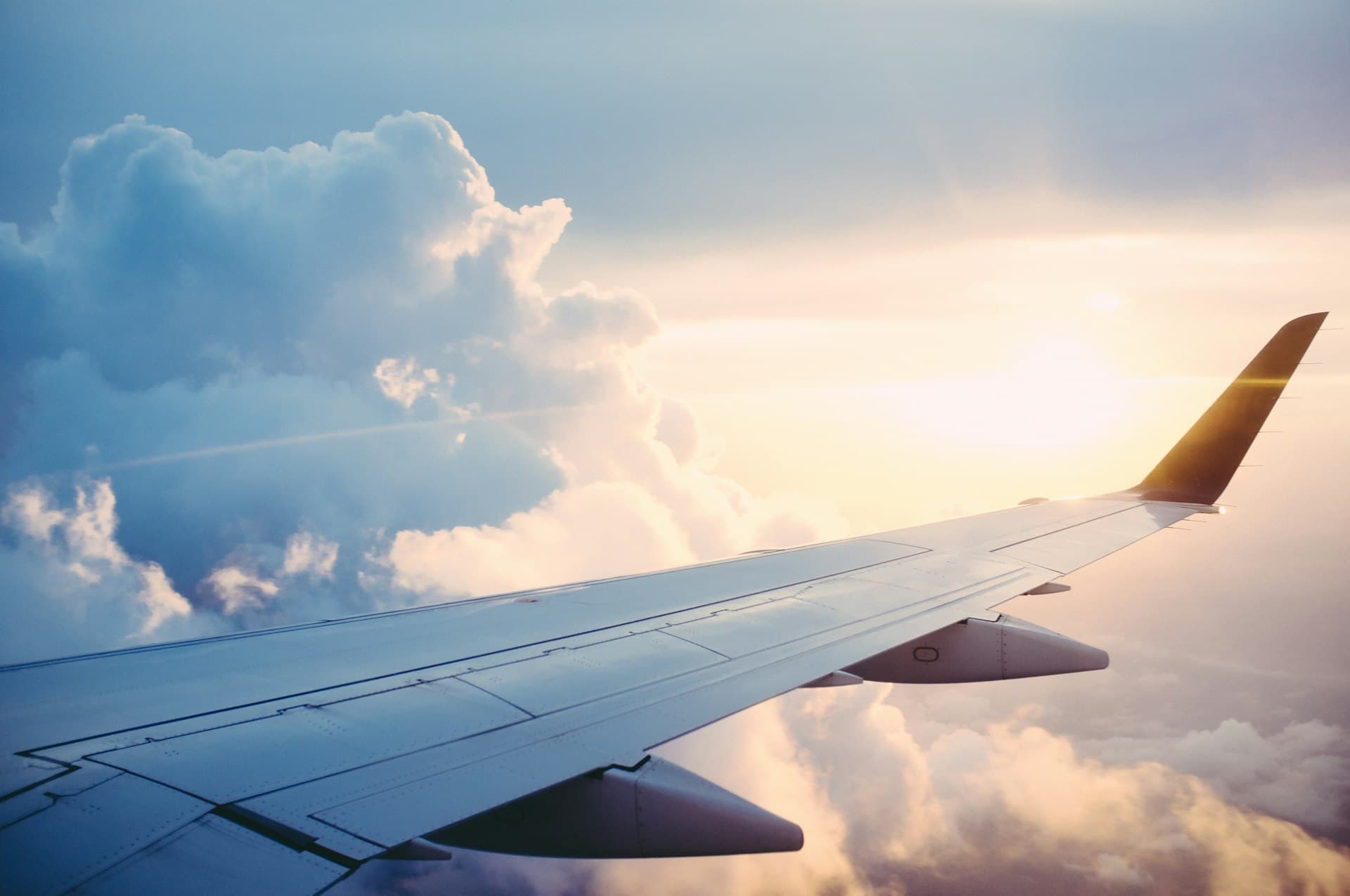 Flugzeug über den Wolken – Charterflüge online buchen